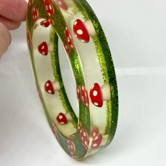 Vintage Red and White Toadstool Mushrooms Lucite Bangle Bracelet Green Sparkles - Picture 8 of 9
